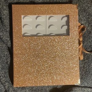 EYELASH BOOK CASE
